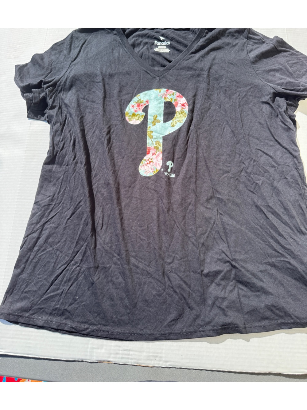 Phillies Women’s 3XL. Black T-shirt with floral Phillies P logo on the front.
